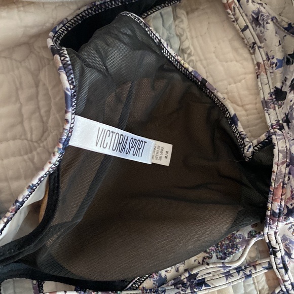 Victoria SPORT Bra with inserts, ADORABLE! Size Medium - Picture 4 of 8